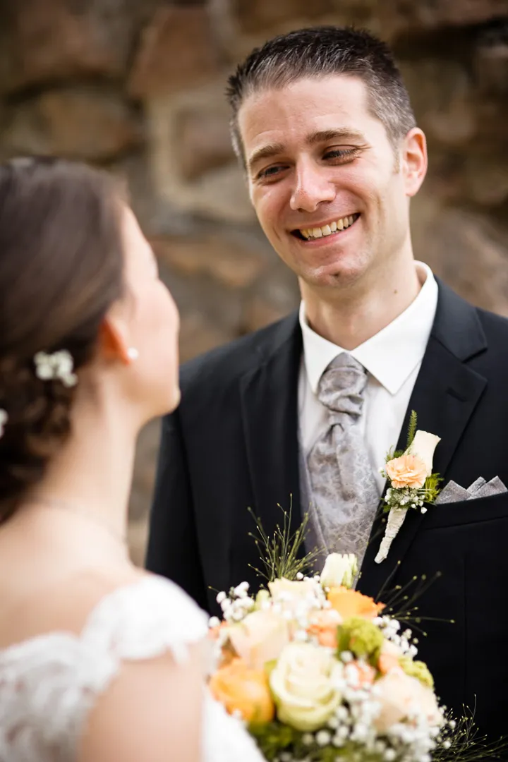 Hochzeitsfoto in Oberkirch: Brautpaar in der Ruine Schauenburg